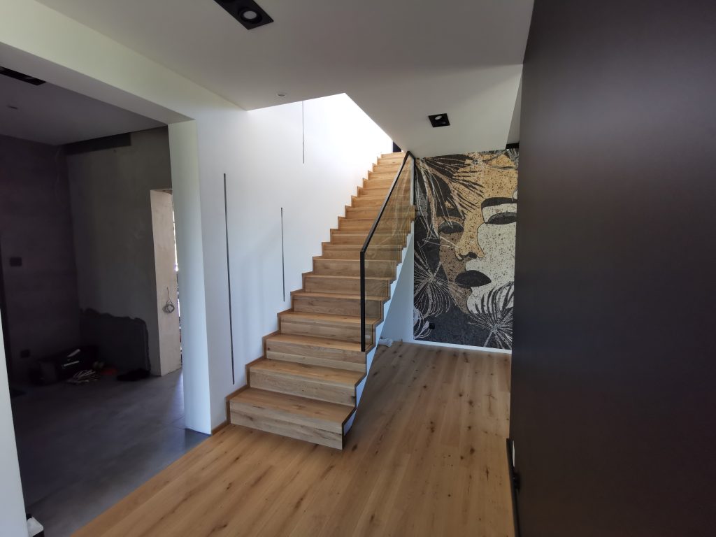 Współcześnie schody nie tylko pełnią funkcję praktyczną łączenia różnych poziomów, ale stanowią istotny element stylizacji wnętrza.